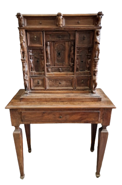 Monetiere in legno di noce intagliato a bambocci